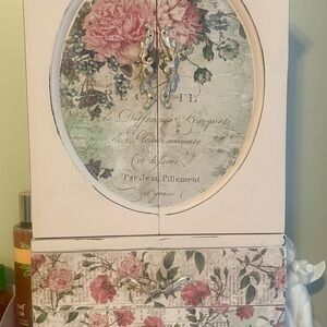 Homemade style jewelry box, can also make any style of your liking.